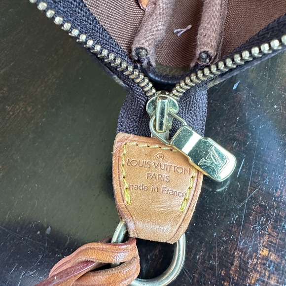 LOUIS VUITTON AUTHENTICATED Monogram Canvas Pochette Accessoires & 46.5" Strap - Picture 4 of 16